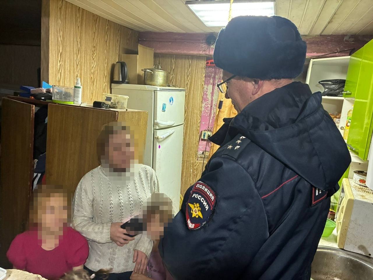 Подростков и их родителей проверили в ходе рейда в Ирбите Свердловчанам рассказали о безопасности в быту на дороге на воде а также об административной и уголовной ответственности Результаты рейдов было выявлено 18 случаев ненадлежащего исполнения родительских обязанностей Факты употребления несовершеннолетними токсических веществ Продажа алкоголя подростку Был составлен протокол за неповиновение сотруднику полиции Патрульный участок