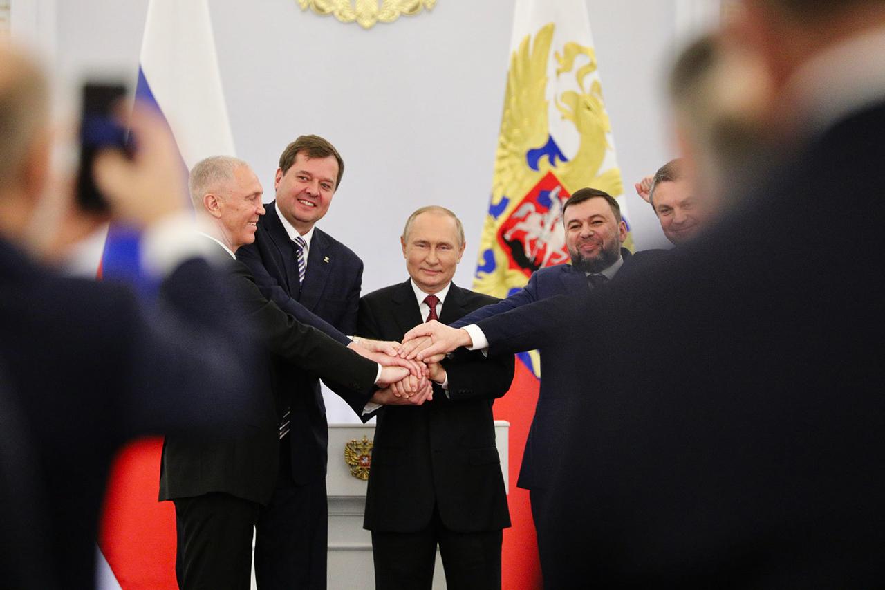 Путина призвали внедрить эффективные меры соцподдержки семей Донбасса и Новороссии Губернатор Запорожской области Евгений Балицкий обратился к президенту России Владимиру Путину с инициативой поддержать внедрение эффективных мер социальной поддержки семей с детьми в Херсонской и Запорожской областях а также в Донецкой и Луганской народных республиках Об этом сообщил сам губернатор пишет tass ru   telegra ph Putina prizvali vnedrit ehffektivnye mery socpodderzhki semej Donbassa i Novorossii 01 26