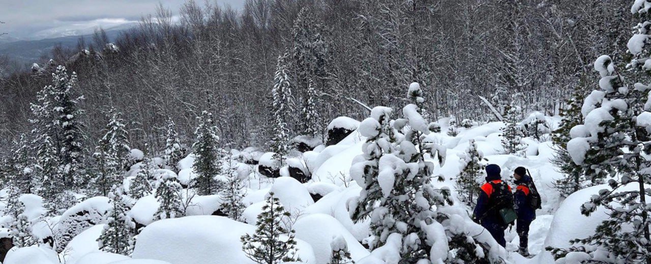 13 туристов ушли в тайгу ХМАО для тайного обряда и не могут выбраться пишут СМИ 11 женщин и двое мужчин на двух снегоходах с прицепами забрались в акваторию реки Северная Сосьва в Березовском районе ХМАО При этом туристы не стали регистрировать свою туристическую группу Группа намеревалась провести в глухой тайге некий религиозный обряд но что то пошло не по плану сообщают СМИ Теперь они по рации заявляют что не могут выбраться и просят помощи Что случилось не говорят Есть ли пострадавшие также пока неизвестно Отмечается что спасатели уже отправились вызволять таинственную экспедицию Подписаться на Российскую газету в Читать нас в MAX