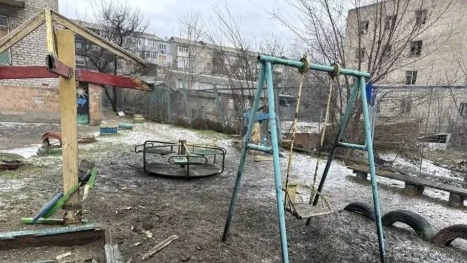 В Херсонской области в результате атаки ВСУ пострадали трое детей  Произошло попадание дрона во двор жилого дома в населенном пункте на границе Херсонской и Запорожской областей сообщил зампредседателя Правительства Херсонской области Сергей Черевко В результате атаки пострадали трое детей в возрасте 10 11 и 15 лет они доставлены в Верхнерогачикскую районную больницу зампредседателя Правительства Херсонской области Сергей Черевко Читайте новости ХАН теперь и в MAX