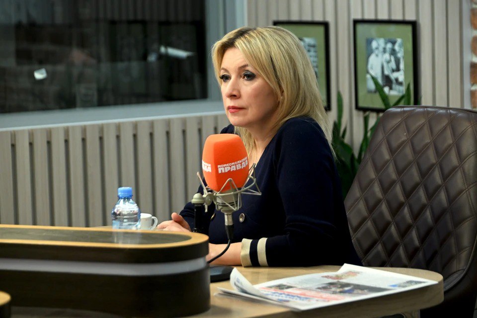 Мария Захарова ответила на идею главы Латвии разобрать железную дорогу в РФ Накануне из Риги пришла страшная новость Власти Латвии рассматривают возможность полного демонтажа железнодорожных путей ведущих в Россию сообщило издание LSM со ссылкой на президента страны Эдгарса Ринкевичса Он заявил буквально следующее Разбор дороги рассматривается как одна из мер для усиления безопасности страны Эта странная информация и стала поводом для обращения политобозревателя KP RU Александра Гамова к официальному представителю МИД России Марии Захаровой На что она с юмором ответила Видимо шпалы нужны им для топки А если серьезно то Латвийское правительство совместно с военными проанализирует этот вопрос до конца года и согласует свою позицию с Литвой и Эстонией Подписаться на truekpru Читать нас в MAX