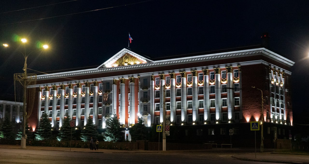 В Курской области сократили 1466 штатных единиц в органах власти Первый замгубернатора Курской области Александр Чепик сообщил что оптимизация численности в министерствах и подведомственных учреждениях позволит сэкономить региональному бюджету 527 млн рублей В исполнительных органах сокращения составили 5 3 в учреждениях 2 1 Отдельные ведомства ещё дорабатывают предложения По министерству социальной защиты решение о переносе связано с высоким объёмом выплат и обращений граждан В здравоохранении оптимизация затронет региональную часть а по линии ФОМС проводится отдельный анализ Министерство экономики формируется заново из трёх структур поэтому объём корректировок там значительный Губернатор Александр Хинштейн отметил что несмотря на естественное желание сохранить максимальное число сотрудников работу по оптимизации предстоит усиливать Курская Telega Прислать новость