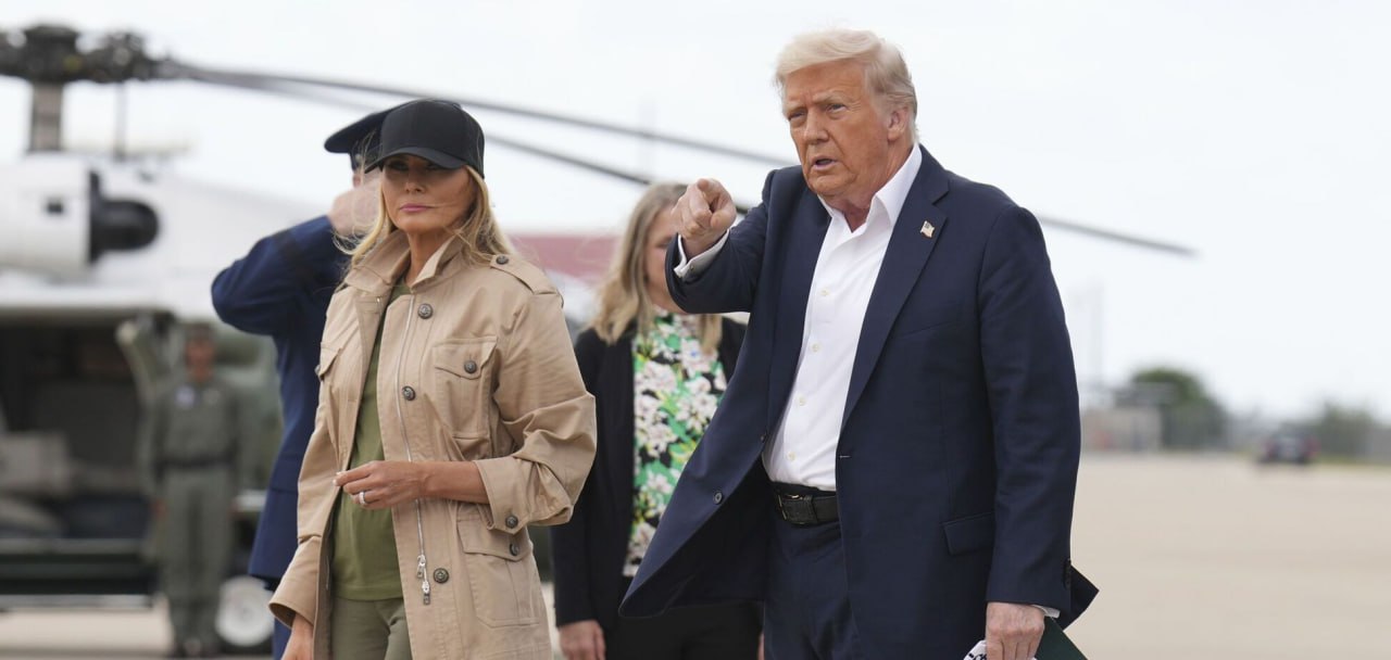 Трамп посетил места наводнений в Техасе Президент Дональд Трамп и первая леди Мелания Трамп прибыли в пятницу в Керрвилл, штат Техас, после масштабных наводнений в регионе, унесших жизни более 120 человек.