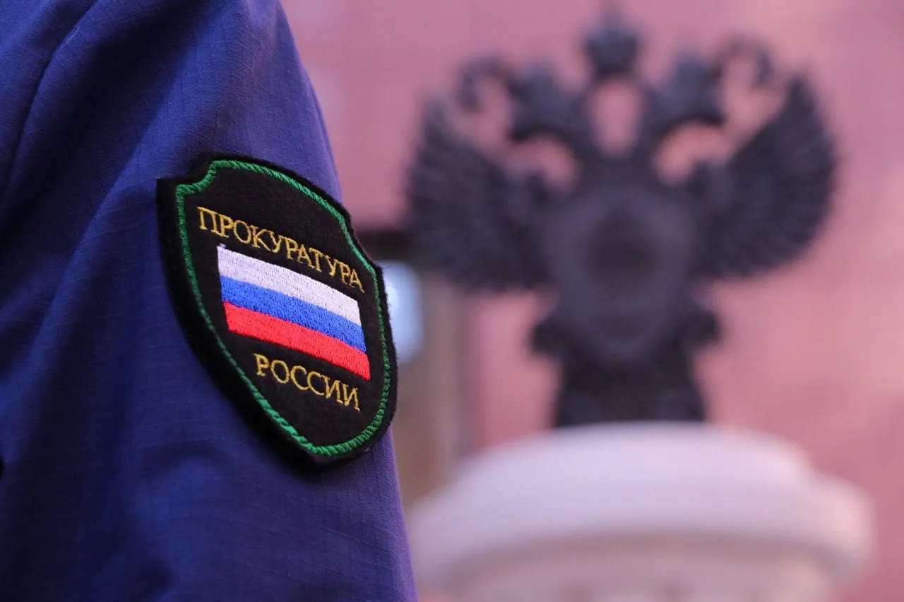 По инициативе прокуратуры Краевая клиническая больница и ее руководитель привлечены к ответственности за нарушение законодательства о противодействии коррупции  Прокуратура Железнодорожного района г Хабаровска провела проверку соблюдения законодательства о противодействии коррупции Установлено что в КГБУЗ Краевая клиническая больница имени профессора С И Сергеева министерства здравоохранения Хабаровского края трудоустроен бывший государственный инспектор территориального отдела государственного автодорожного надзора по Хабаровскому краю В нарушение требований Федерального закона О противодействии коррупции учреждением предыдущему работодателю государственного инспектора Дальневосточного территориального отдела государственного автодорожного надзора уведомление о заключении трудового договора с бывшим государственным гражданским служащим не направлено  По представлению прокурора района нарушения устранены ответственное лицо учреждения привлечено к дисциплинарной ответственности На основании постановлений прокурора района больница и главный врач привлечены к административной ответственности по ст 19 29 КоАП РФ незаконное привлечение к трудовой деятельности бывшего государственного гражданского служащего в виде штрафа на общую сумму 70 тыс руб Подписывайтесь на прокуратуру Хабаровского края в MAX