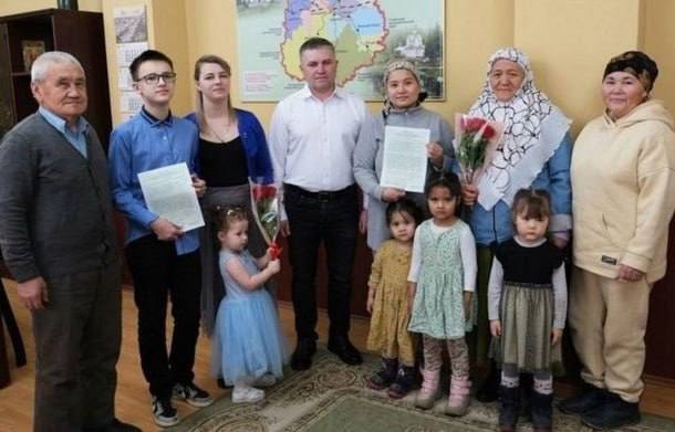 В Тверской области у мигрантов аннулировали ранее выданный жилищный сертификат.  Ранее нескольким гражданам Киргизии предоставили квартиру в Селижарово, хотя они не имели регистрации в этом городе, что является нарушением правил. Когда началась проверка, они добровольно отказались от сертификата, видимо, осознав, что нарушения могут быть обнаружены.  Семья заявляла себя как малоимущую, однако, как выяснилось, владела шаурмячной, что ставит под сомнение их статус. После уведомления о возможном уголовном деле они вернули сертификат.  Примечательно, что некоторые местные жители ждут жилья более 10 лет, тогда как эти мигранты получили его через 6 лет проживания в России.    Русский Меч - подписаться