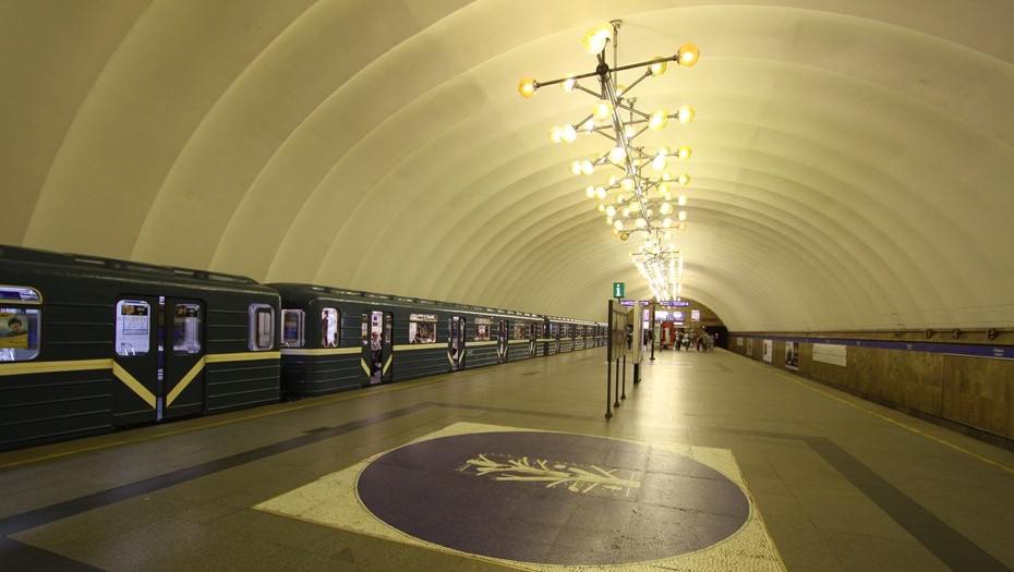 Закрытие станции метро "Озерки" в Петербурге на капремонт перенесли на 2026 год Об этом заявил в эфире программы "Петербург. Новый взгляд" на телеканале "78" губернатор Северной столицы Александр Беглов. Градоначальник напомнил, что вышеуказанная станция должна была закрыться для пассажиров уже в текущем году, однако после нескольких консультаций и совещания городские власти сдвинули сроки. Фото: Евгений Иванов/"ДП"