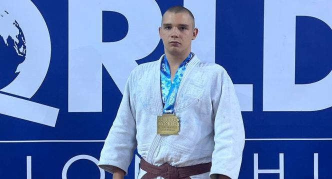 Спортсмен из Барнаула стал чемпионом на Первенстве мира по джиу-джитсу в Греции  30 октября Николай Федоскин стал победителем соревнований в весовой категории свыше 85 кг в разделе «файтинг»  бои .  В его весовой категории выступали 11 бойцов. В двух первых поединках наш земляк одержал две досрочные победы: сначала над спортсменом из Колумбии, а затем из Германии. В финальном бою Николай встретился в представителем Черногории и выиграл по очкам - 21:11.  На этом выступление нашего земляка на первенстве мира не заканчивается, впереди соревнования в разделе «не - ваза»  борьба лёжа .  Первенство мира в Греции завершится 4 ноября.    Алтайский спорт