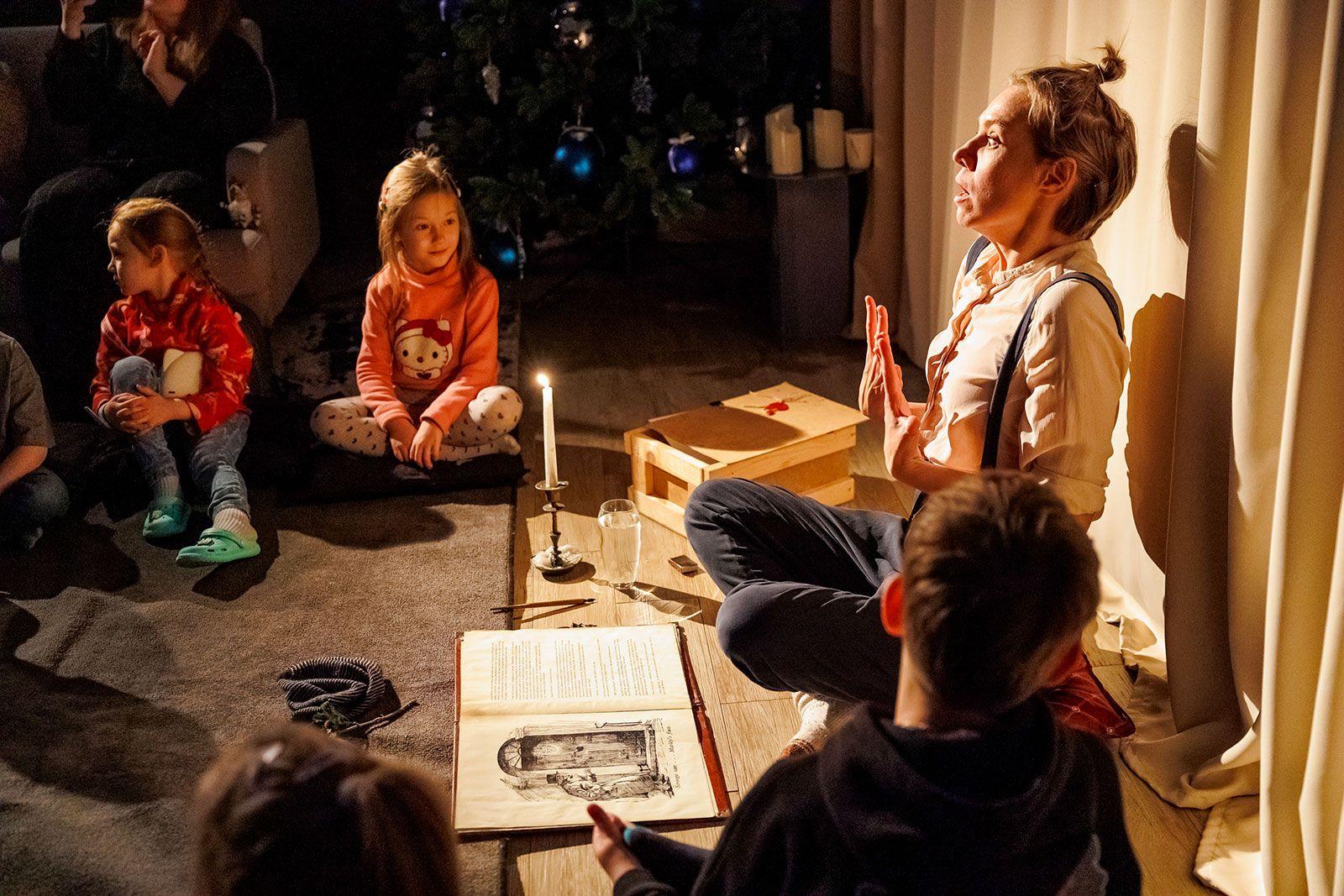 Музей транспорта Москвы приглашает интересно провести новогодние каникулы всей семьей С 5 по 11 января посетителей ждут представления мастер классы и экскурсии Так в павильоне 26 на ВДНХ взрослые смогут узнать об истории отечественного транспортного дизайна а дети посмотреть спектакль с участием кукольного театра Ученый медведь и постановку по мотивам сказки Снежная королева Нужен билет