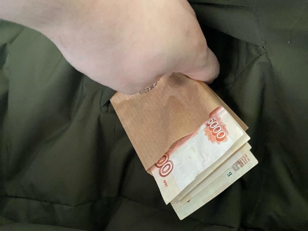 Пенсионерка из Архангельска отдала мошенникам 8 миллионов, опустошив счета и кредитки свои и мужа Аферисты общались с 60-летней архангелогородской с 16 апреля. За это время она успела снять все накопления и кредитные средства их семьи и перевести деньги на счета преступников. Звонивший представился высокопоставленным сотрудником областной администрации и сообщил о необходимости поучаствовать в секретной операции. В ходе дальнейших разговоров якобы с представителями спецслужб женщину убедили, что ее сбережения в опасности и их надо срочно перевести на безопасный счет. На протяжении нескольких дней потерпевшая снимала деньги со своих банковских счетов и счетов супруга, а также кредитных карт. Наличные через банкомат она перечисляла на неустановленные счета, совершив в общей сложности около 30 переводов. Общая сумма причиненного ущерба составила более 8 миллионов рублей.