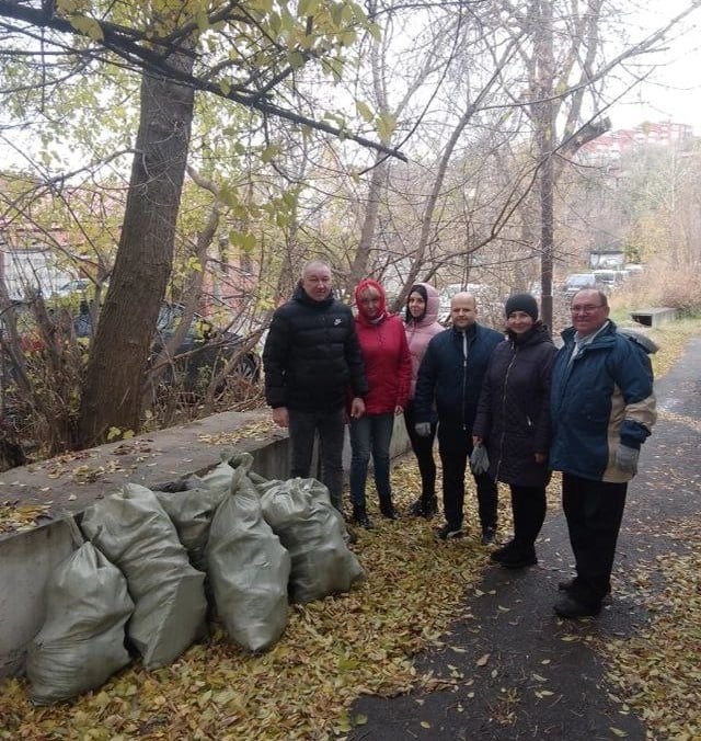 В округах Курска продолжается уборка территорий.  На прошлой неделе сотрудники администрации Центрального округа провели субботник.  Работники убирали от мусора общественную территорию по улице Большевиков от пересечения с улицей Верхней Луговой до улицы Красная Линия.  В Сеймском округе при содействии «Курсквтормет» и «Промресурс» провели уборку листвы, мусора и древесных остатков в районе детских садов № 67 и № 113. Всего с двух участков вывезено более 28 кубометров отходов.  Подобные мероприятия проводятся администрациями округов осенью на регулярной основе в рамках подготовки к зиме.  #НовостиКурска #ЖКХ46