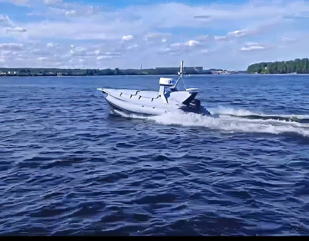 ПО автономного судовождения Алгоритмы Россия Специалисты Sitronics KT и СПбГМТУ разработали алгоритм повышающий точность удержания БЭК на траектории при волнении Алгоритм адаптивной фильтрации навигационных данных в режиме реального времени позволяет повысить скорость систем управления на внешние факторы ветер волнение и течение вычисляет необходимые параметры движения судна а система координированного управления выполняет необходимые действия для удержания судна на траектории Он позволяет эффективнее компенсировать влияние внешних возмущений повышая уровень надежности автономной навигационной системы Об этом рассказывает Korabel Почему это важно Одна из главных слабостей малых БЭК их уязвимость в плохую погоду Алгоритм повышающий стабильность в условиях волнения напрямую решает эту проблему А еще представленный кейс наглядный пример успешной коллаборации между ведущим техническим вузом и высокотехнологичной компанией с практическими результатами на выходе Испытания системы проходили на территории Приморской учебно научной базы СПбГМТУ на безэкипажном катере Странник в рамках госпрограммы Приоритет 2030 БЭК Странник ранее в экспериментальном режиме доставил груз СДЭК из порта Невельск на остров Монерон преодолев в беспилотном режиме 140 км со средней скоростью 30 км ч Технологии автономного судовождения разрабатываемые Sitronics KT готовятся к серийному внедрению В 2024 году запланированы испытания на пассажирском электросудне Экобас а с 2025 года может начаться их установка на серийные суда SeaRobotics фото Sitronics KT