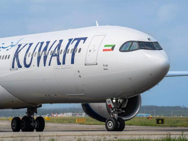 Минтранс РФ Kuwait Airways полетит из Москвы в Кувейт начиная с 16 марта О возможном запуске рейсов мы писали сегодня утром теперь информацию подтвердили официально В Россию начнет летать национальный перевозчик Кувейта К полетам между аэропортом Кувейт и московским Домодедово с 16 марта трижды в неделю допущена ближневосточная авиакомпания Kuwait Airways Для въезда в Кувейт нужна виза которую можно получить в посольстве страны в Москве Исключение обладатели действующих виз в США Великобританию Шенген этой категории заявителей доступны электронные визы uletet 1