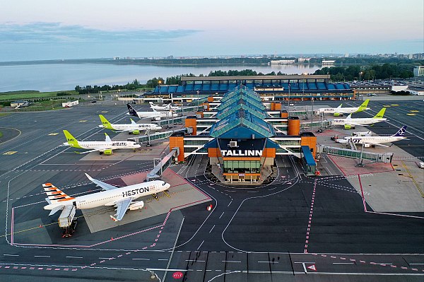 Таллинский аэропорт взял 40 млн евро в кредит Северный инвестиционный банк Nordic Investment Bank NIB откроет Таллинскому аэропорту кредит в размере 40 млн евро для финансирования расширения пассажирского терминала столичной воздушной гавани Об этом пишет РЖД Партнер Кредит будет выдан на 20 лет и будет использоваться для финансирования поэтапной программы расширения аэропорта которая должна быть завершена к 2030 году По прогнозам правления Таллинского аэропорта к 2030 году его пассажиропоток вырастет до 5 млн человек в год Нынешняя инфраструктура рассчитана только на 2 8 млн хотя фактически аэропорт уже обслуживает до 3 5 млн пассажиров в год aviaru net n291060