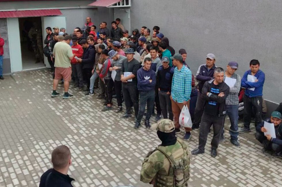 Полиция искала нелегальных мигрантов на стройках в Мариуполе. И нашла : Написать нам , было возбуждено 4 уголовных дела по факту подделки документов. Скриншот видеосюжета пресс-службы МВД России по ДНР Читать полностью