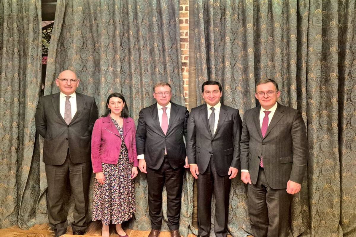 В Баку прошли переговоры между дипломатами Франции и Азербайджана Об этом в соцсети X написала посол Франции в Азербайджане Софи Лагут По её словам встреча стала продолжением недавних переговоров между президентами Азербайджана и Франции Софи Лагут также отметила что в Баку с визитом прибыли дипломатический советник президента Франции по европейским делам Бертран Бухвальтер и директор департамента по делам Европы МИД Франции Брис Рокфей vesti az