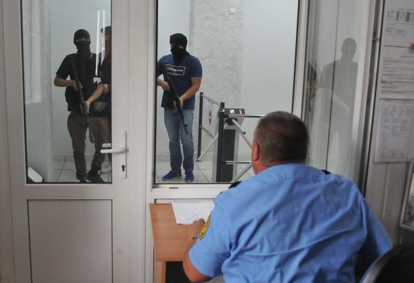 В Госдуме предложили нанимать участников СВО для охраны школ Они будут эффективнее и дети захотят им подражать С такой идеей в беседе с радиостанцией Говорит Москва выступила председатель комитета нижней палаты парламента по защите семьи вопросам отцовства материнства и детства Нина Останина Было бы очень хорошо если бы на месте номинальных охранников были бы бывшие участники специальной военной операции Чтобы ребятки хотели им подражать Было бы хорошо если в школе психолог был не один на две тысячи ребят а имел возможность работать с трудными подростками у которых есть проблемы Если бы эти проблемы видели родители то хорошо если бы они в школу просигнализировали если бы это был классный руководитель хорошо если бы он сделал это http govoritmoskva ru news 479860