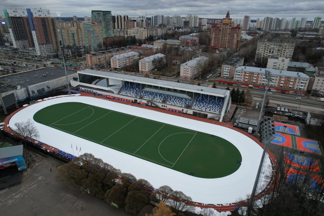 Готовим коньки Реконструкция стадиона Юность завершилась Сейчас получено заключение о соответствии осталось получить разрешение на ввод в эксплуатацию На стадионе появились четырехэтажный спортивный комплекс со вспомогательными и административными помещениями кафе тренажерные фитнес и баскетбольный залы обновлена открытая арена Трибуны теперь вмещают более 1 5 тыс человек Покататься здесь на коньках можно будет уже этой зимой       Подписаться на Properm ru