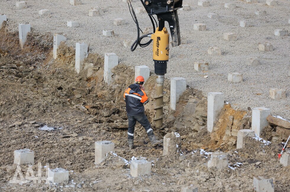Около 200 магазинов появятся в новом квартале на месте «Белого лебедя» в Донецке #ПМЭФ На месте советского универмага 1960-х годов «Белый лебедь» появится торгово-офисный квартал, который сохранит привычное для дончан название. Об этом сообщил Глава ДНР Денис Пушилин. Там же в шаговой доступности расположатся общественные пространства, образовательные центры, зоны отдыха для всех жителей, деловые центры и 200 магазинов. Реализация проекта стала возможной благодаря заключенному на полях ПМЭФ соглашению с инвестором «АйСи Инвест». Подготовка к строительству квартала начнется уже в этом году. Всего в первый день работы форума делегация ДНР заключила 7 соглашений. Читать полностью Подписаться