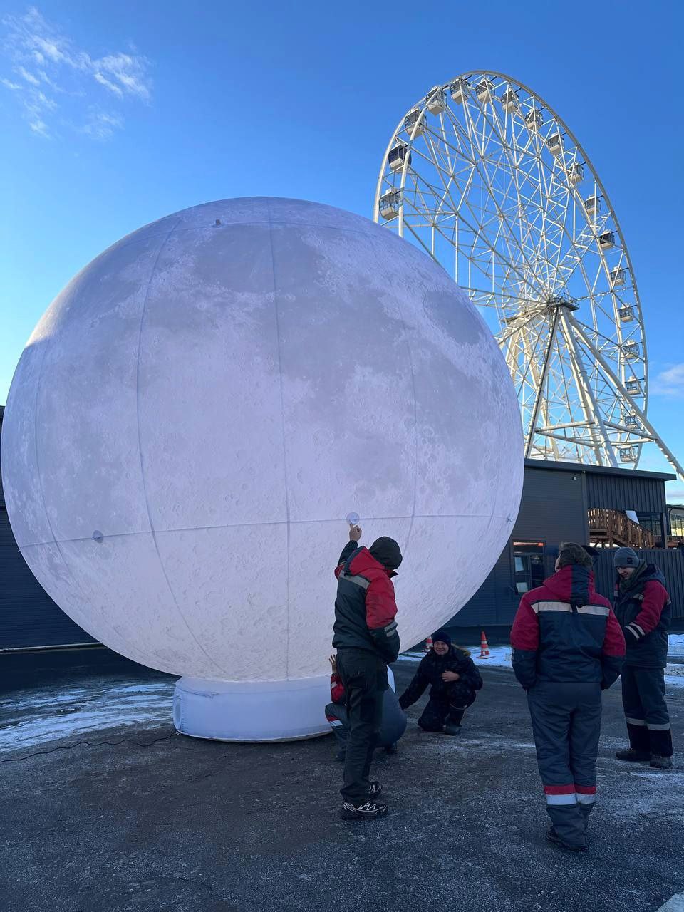 1  2  3  Огромную Луну зажгут на открытии зимнего сезона на Зеленом острове В эту субботу 20 декабря на Зеленом острове состоится открытие большого катка и космический праздник по мотивам Маленького принца Начало в 17 00 Вход свободный Шоу развернется сразу на двух локациях на ледовой площадке и у главной сцены   У главной сцены пройдет развлекательная программа с ведущим и диджеем флешмобом Дедов Морозов файер шоу зажжением Луны и выходом космонавтов около 17 30 На катке тоже будет работать ведущий и диджей зрителям покажут театрализованную постановку Сон Вселенной с песочной анимацией с 18 00 включат холодные фонтаны и торжественно откроют каток а финалом вечера станет выступление групп Grand band и Вектор music Праздник обещает быть грандиозным Путеводитель покажет а лучше сами приходите афишаомск