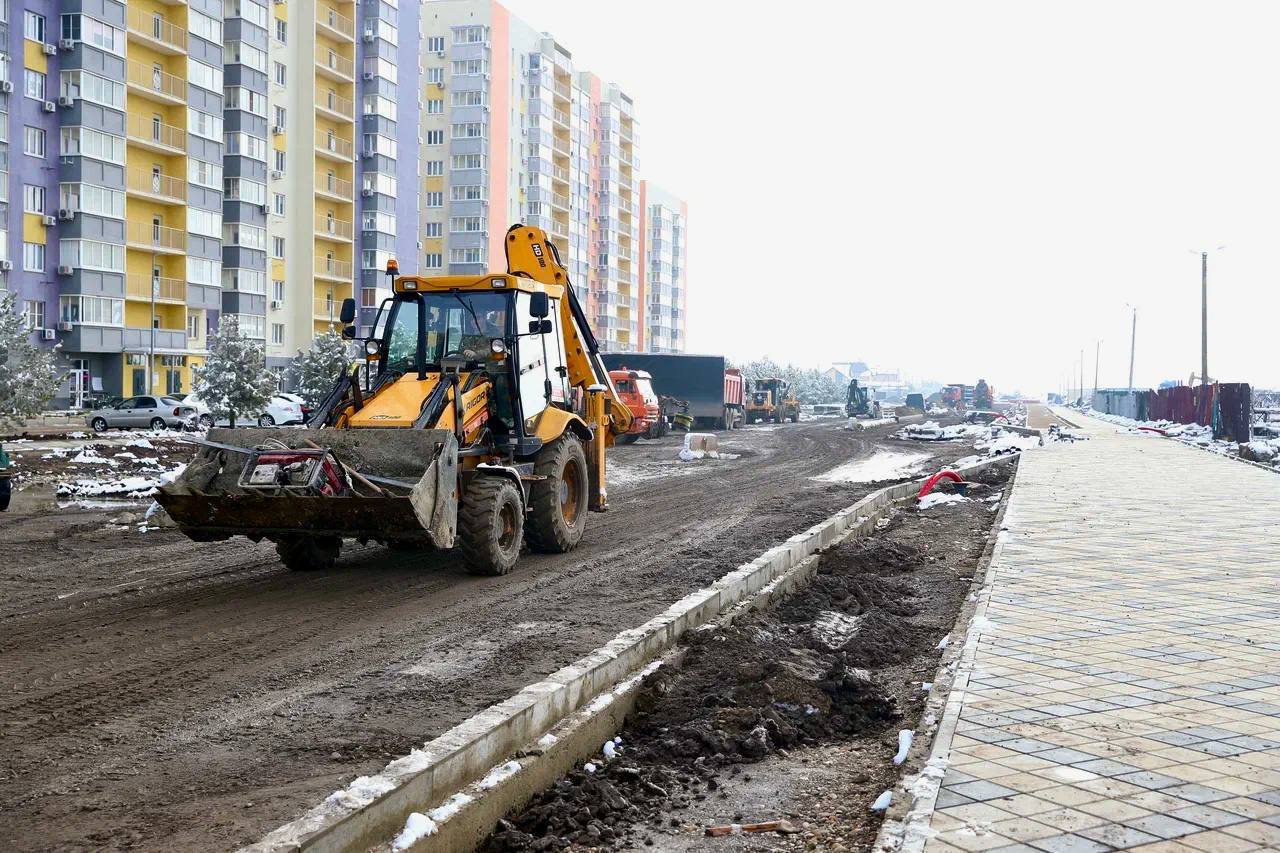 Евгений Наумов: В Новознаменском комплексно строим сеть дорог  Сеть из шести дорог одновременно строят в Новознаменском жилом районе. Завершить работы планируют весной текущего года. Готовность объектов составляет 60%.   Как отметил глава Краснодара Евгений Наумов, проезды соединят несколько жилых многоэтажных массивов, соцобъекты и частный сектор. Это свыше 4,8 км автомобильных дорог.   #дорогиКРД    Читайте нас:    Телеграм     ВК     Дзен