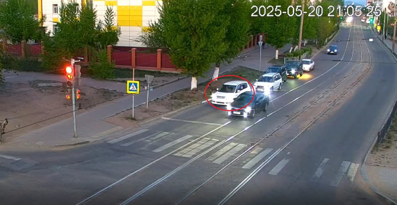 Бурприроднадзор нашёл водителя, который выбросил бутылку из автомобиля. Напомним, водитель стоял на светофоре и решил избавиться от бутылки, выкинув её на улицу. Девушка в машине позади нарушителя не осталась в стороне – она вышла, подобрала бутылку и закинула её обратно в салон. - Видео сняли и опубликовали в социальных сетях, но скрыли госномер автомобиля, не было данных ни о времени, ни о дате. Поэтому было сложно найти нарушителя. Но мы справились. За кадром остаётся скрупулёзная работа по поиску нарушителя. В нашем арсенале - технические средства, фотоловушки, камеры, видеорегистраторы, коптеры, - сообщили в Бурприроднадзоре. Водитель оштрафован на 15 тысяч рублей.