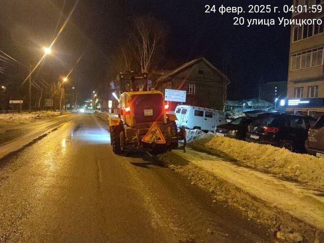 В Архангельске продолжается устранение последствий ледяного дождя    В ночь с 23 на 24 февраля в работе было задействовано 40 единиц техники    Как сообщили в Мезенском дорожном управлении, основные силы утром 24 февраля направлены на посыпание песком и противогололёдной смесью тротуаров и пешеходных переходов, зон остановок общественного транспорта и проезжей части.  Днём в столице Поморья ожидается облачная погода, температура воздуха 0, +1. На дорогах гололедица.  Будьте внимательны и осторожны!