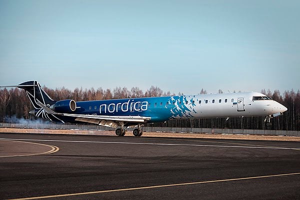 Эстонская авиакомпания Nordica прекратит деятельность из-за отсутствия инвестора  Эстонская государственная Nordic Aviation Group  NAG , в которую входят авиакомпании Nordica и Xfly, планирует прекратить деятельность и подать заявление о собственном банкротстве, поскольку не смогла привлечь инвестора. Об этом сообщает "Интерфакс".  "Была надежда, что Ларс Тюсен  владелец датской авиакомпании Jettime и миноритарий латвийской airBaltic - ИФ , потенциально сможет сделать эти компании частными, но 18 ноября 2024 года Nordic Aviation Group, которая управляет Nordica и Xfly, сообщила, что он не будет инвестировать", – говорится в материалах глобального авиационного сервиса Aerotime Hub.  aviaru.net/n277931