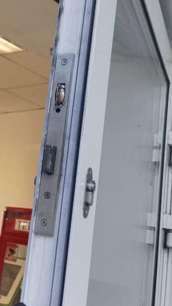 В Томске неизвестные взломали банкомат  24 июля около 8:37 в полицию поступило сообщение о повреждении двери и банкомата в магазине на улице Транспортной, 2Б. Злоумышленники похитили деньги и скрылись.   На месте работает следственная группа, проводятся оперативные мероприятия.   Судя по цвету, взломан был банкомат «Т-банка», ранее известный как «Tinkoff».