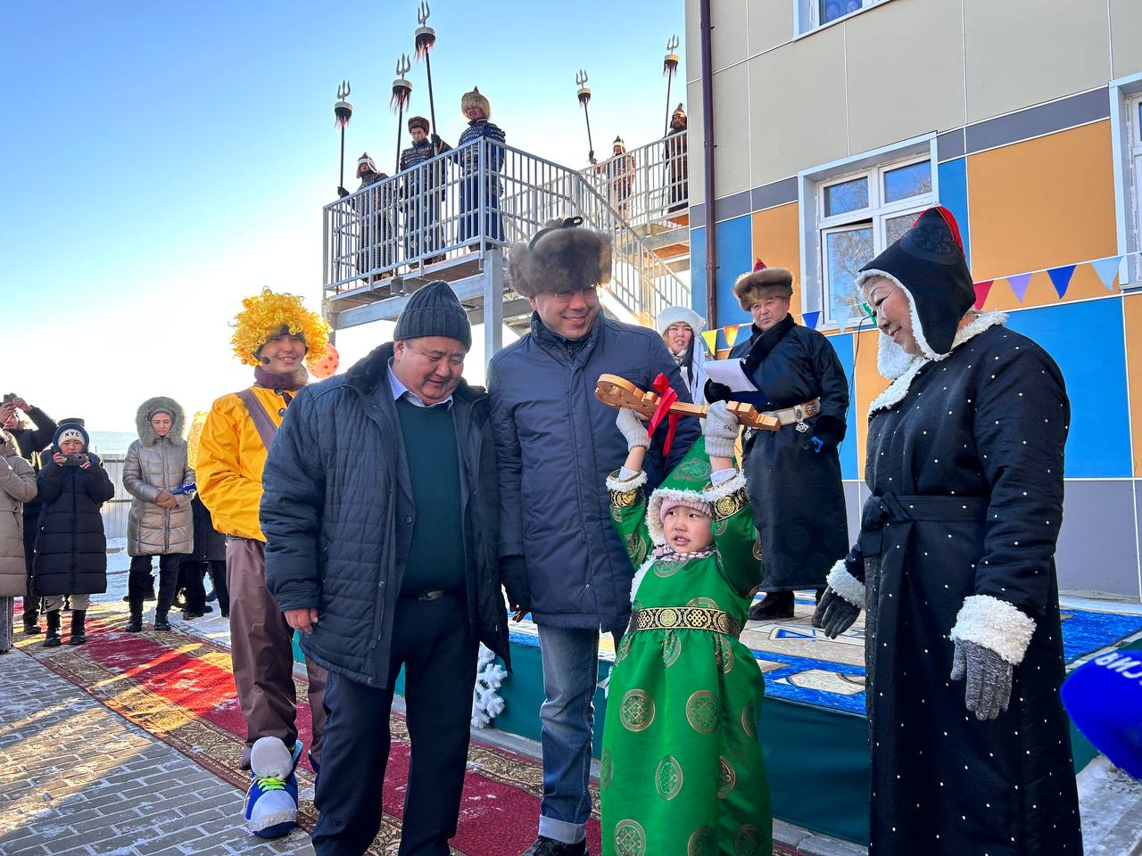 Ещё один НОВЫЙ детский садик в Закаменском районе в Санаге. Открыли его сегодня и теперь 136 ребятишек будут в него ходить.  Ранее детский сад был в здание школы, это, конечно, было неудобно. Теперь же детишки ходят в красивый, комфортный свой садик, который полностью оборудован всем необходимым.   Пусть в этом саду всегда звучат детские голоса, чтобы было много детей.   Также в районе недавно открылись новые детские сады в улусе Дутулур, в селе Баянгол, проведен капитальный ремонт детских садов в селе Хамней и в селе Мыла. Кроме того, в Дутулуре построена и уже работает новая школа на 100 мест.  Президент России Владимир Владимирович Путин нас поддерживает, мы продолжаем строить детские сады, школы, дороги, в общем, делать нашу жизнь лучше и счастливее. Чтобы у наших детей были все возможности расти, развиваться, быть умными, успешными людьми. И делать нашу Бурятию, нашу Россию сильнее.  Работаем