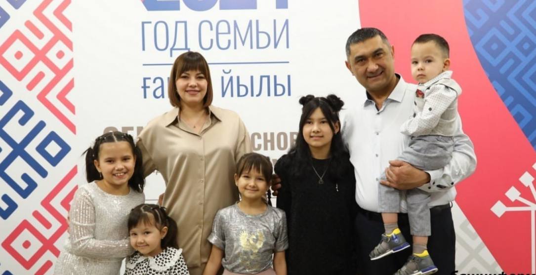 В Башкирии учредили новый праздник День многодетной семьи который будет отмечаться 21 декабря Эта дата выбрана в связи с традиционными чествованиями многодетных семей и победителей конкурсов в конце года Спикер Госсобрания Константин Толкачев отметил что декабрь ассоциируется с семейным теплом что делает праздник органичным для культурных традиций региона Это решение направлено на укрепление института семьи и пропаганду многодетности Как вам новый праздник Подписаться Прислать новость