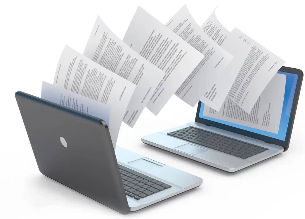 С 1 сентября 2027 г планируется законодательно разрешить ведение электронного документооборота в отношении документов подтверждающих прохождение работниками инструктажей по охране труда Соответствующий проект изменений в Трудовой кодекс РФ будет рассмотрен Государственной Думой уже в январе Напомним что на сегодня электронный документооборот то есть оформление в электронном виде без дублирования на бумажном носителе применим к документам в сфере трудовых отношений за исключением трудовых книжек и формируемых в соответствии с трудовым законодательством в электронном виде сведений о трудовой деятельности работников акта о несчастном случае на производстве по установленной форме приказа распоряжения об увольнении работника документов подтверждающих прохождение работником инструктажей по охране труда в том числе лично подписываемых работником Вопрос о возможности регистрации проведения инструктажей по охране труда исключительно в электронном виде профессиональным сообществом обсуждался давно и вот теперь это вынесено на рассмотрение Госдумой РФ Помимо электронного документооборота законопроектом предлагается дать возможность вдвое увеличивать продолжительность сверхурочной работы до 240 часов в год взамен действующих сегодня ограничений в 120 часов в год для всех работников кроме отдельных категорий работников государственных и муниципальных учреждений а также работников условия труда которых на рабочих местах по результатам СОУТ отнесены к вредным условиям труда подклассов 3 3 и 3 4 предусмотреть исключения при которых допускается отзыв из отпуска работника занятого на работах с вредными и или опасными условиями труда в настоящее время отзыв из отпуска работника занятого на работах с вредными и или опасными условиями труда не допускается С полным перечнем планируемых изменений в Трудовом кодексе РФ которые вступят в силу в том числе с 1 марта 2026 г можно ознакомиться на САЙТЕ АСИЗ Вестник АСИЗ ОТ ПБ