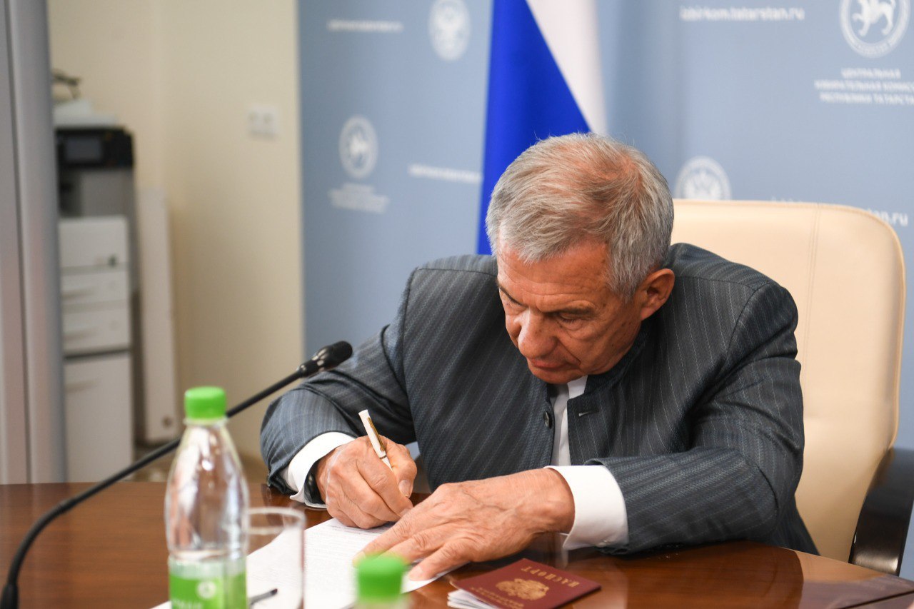 Рустам Минниханов подал документы о выдвижении кандидатом на выборах в Татарстане Сотрудниики ЦИК проверили документы на соответствие требованиям, установленным законом, и выдали письменное подтверждение о их получении. Фото: Telegram-канал ЦИК РТ