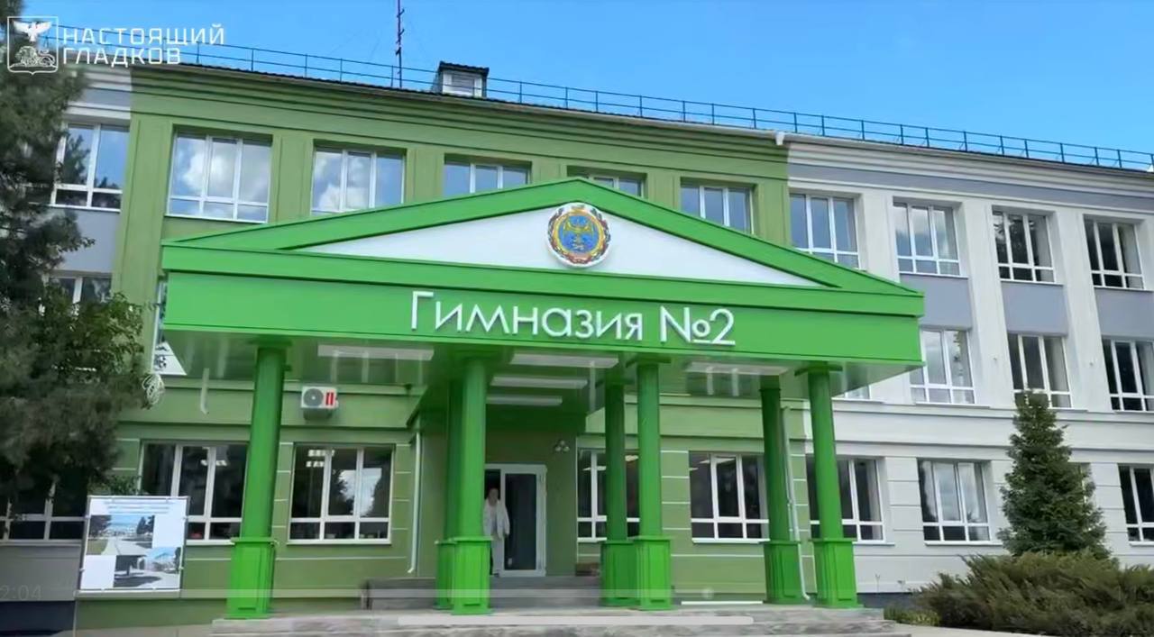 В Белгороде продолжается капремонт сразу 8 школ Вячеслав Гладков оценил ход работ: школу №49 делают в стиле Баухаус функциональность, простота и минимализм . Специалисты заканчивают актовый и спортивный залы, позже появится асфальт вокруг здания фото 1 ; готовность школы №39 — более 90%. Там появился объемный фасад с подсветкой, губернатор также поручил привести в порядок аллею возле школы фото 2 ; в школе №47 поменялся подрядчик, но сдать объект всё равно планируется к 1 сентября. Из интересного в проекте — актовый зал в два этажа фото 3 ; в школе №29 к 1 августа закончат фасад, здесь сделали огромную магнитно-маркерную доску: от пола до потолка и от стены до стены фото 4 ; в гимназии №2 работы завершены на более 90% фото 5 ; лицей №32 готов на 70%, на следующей неделе начнется благоустройство фото 6 ; работами в школе №48 губернатор остался недоволен: с его слов, подсобные помещения нужно переместить со входа в другое место фото 7 ; в гимназии №5 пока не могут полноценно благоустроить территорию — там находятся гаражи в частной собственности. Власти подготовят обращение в генпрокуратуру фото 8 . В Белгороде также идёт строительство новой школы на 600 мест на улице Орлова. Там появится стеклянный потолок в многофункциональном зале высотой в три этажа, сцена, выезжающая из-под пола, бассейн с двумя чашами и полностью стеклянный внутренний двор. Закончить все работы планируется до конца года фото 9 . Пишите нам: Подпишись на «Белгород №1»