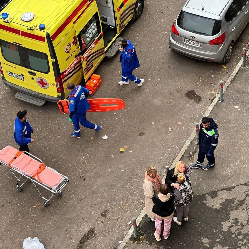 Лифт с девушкой внутри сорвался с 12 го этажа в Москве её смогли вытащить только на восьмом пишут в сети Пострадавшая в больнице Её состояние не уточняется Местные каналы утверждают что жители не раз жаловались на шумы в лифте Подписаться на RT ТГ Зеркало MAX