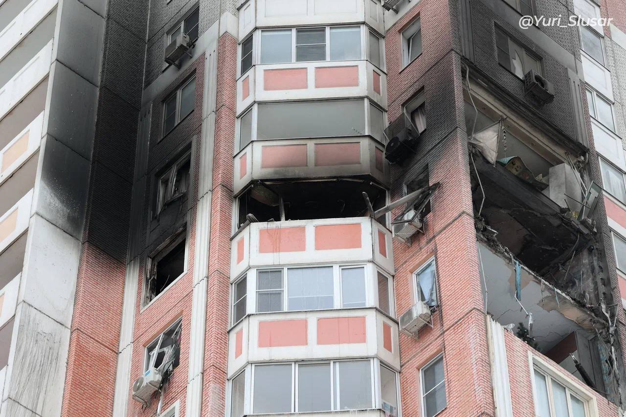 Обрушение грозит поврежденному БПЛА подъезду на Еременко 98 Об этом сообщил глава Советского района Никита Паремузов Вокруг дома установили металлические ограждения людей попросили перепаковать машины Местных жителей не пускают в квартиры Еще раз хочу обратить внимание сейчас существует угроза обрушения пострадавшего подъезда Поэтому главное не подвергать угрозе жизни людей Именно с этим связано то что вход в квартиры закрыт написал Н Паремузов глава администрации района Ростов на Дону БПЛА