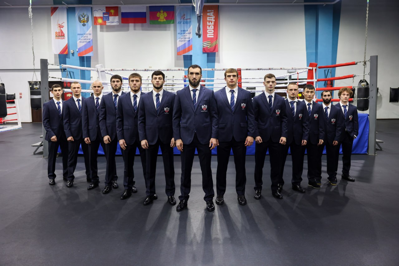 Боксеры Атаев Бижамов и Гаджимагомедов в заявке сборной России на чемпионат мира Состав мужской сборной России по боксу на чемпионат мира который пройдет 2 13 декабря в Дубае ОАЭ окончательно утвержден Тренерский штаб национальной команды озвучил имена боксеров которые отправятся на мировое первенство Среди них трое дагестанских спортсменов уже побеждавшие на чемпионатах мира Муслим Гаджимагомедов до 92 кг и Шарабутдин Атаев до 86 кг а также вице чемпион мира Джамбулат Бижамов до 80 кг