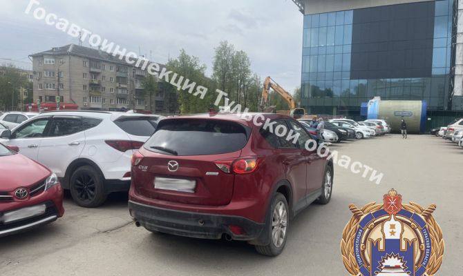 В Туле «Мазда», сдавая назад, наехала на женщину В субботу, 26 апреля, около 09:00 на улице Фридриха Энгельса в Туле 47-летний мужчина за рулем «Мазды» наехал на пешехода. Госавтоинспекция сообщает, что автовладелец сдавал сдавал назад во время ДТП. Женщина двигалась по парковке. В результате аварии 63-летняя пострадавшая получила различные травмы. Женщине оказали помощь на месте. Источник Первый тульский