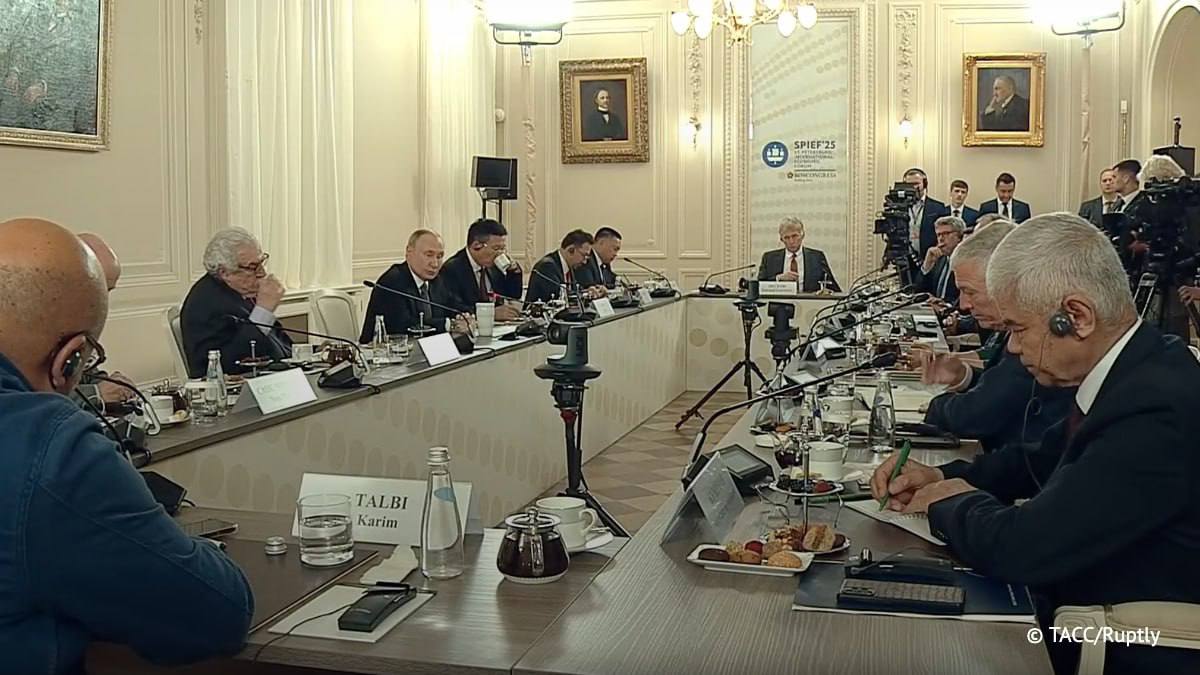 Россия против торговых войн и ограничений, заявил Путин. Президент отметил, что РФ выступает за справедливый миропорядок и соблюдение правил мировой торговли.