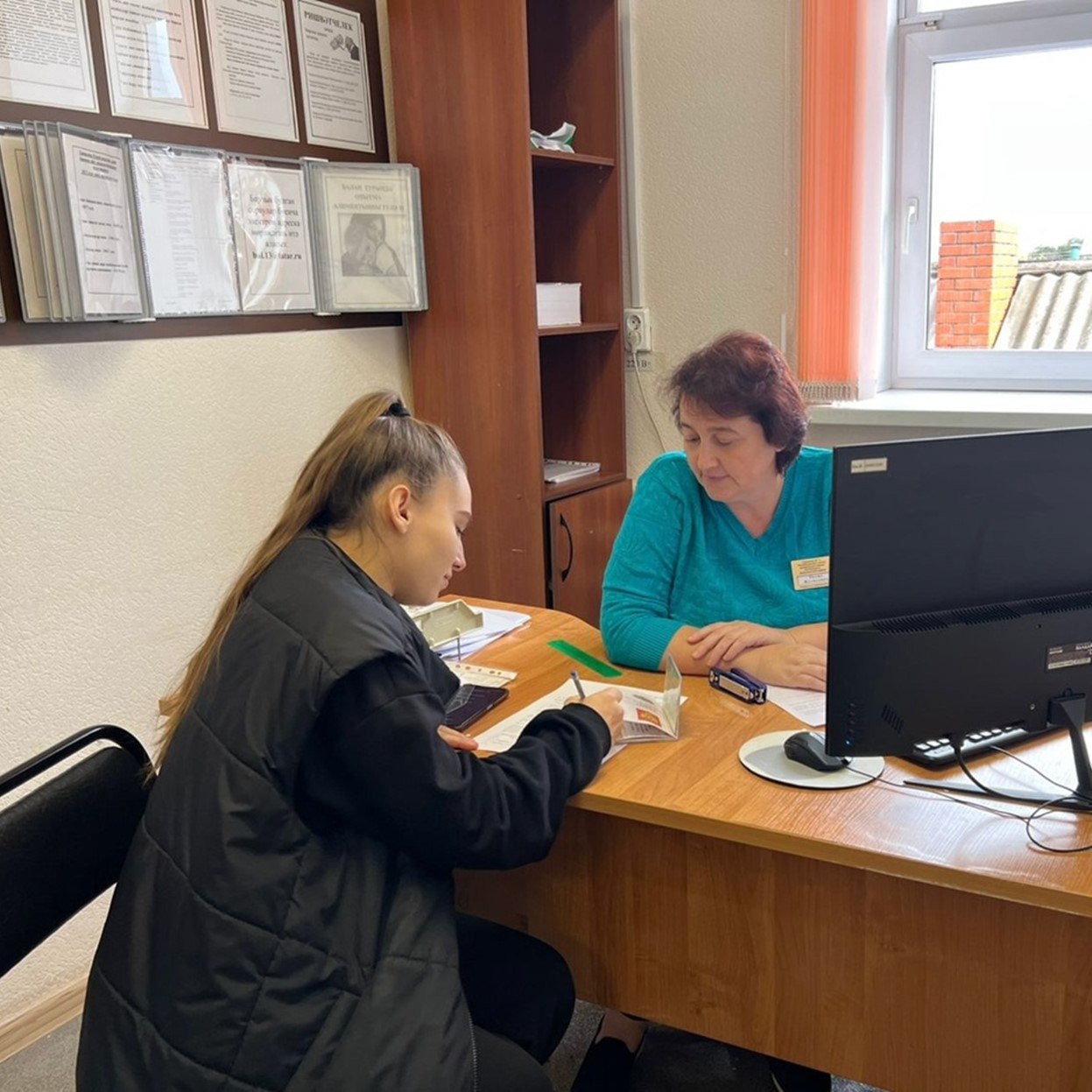 По инициативе Раиса Рустама Минниханова в Татарстане установлена новая республиканская мера социальной поддержки для женщин обучающихся по очной форме и состоящих на учете по беременности Размер единовременной выплаты составляет 100 тысяч рублей Право на ее получение предоставляется при соблюдении следующих условий гражданство Российской Федерации постоянное место жительства в Республике Татарстан очное обучение в образовательном учреждении на территории Республики Татарстан постановка на учет по беременности с 1 января 2025 года Заявление можно подать в отделение Республиканского центра материальной помощи по месту жительства начиная с 12 недели беременности но не позднее даты родов На сегодняшний день за выплатой обратились 32 жительницы нашей республики среди них студентка 4 курса Арского агропромышленного профессионального колледжа Альбина Алексиева Эта республиканская мера поддержки дополняет инициативы национального проекта Семья направленного в том числе на поддержку материнства и детства