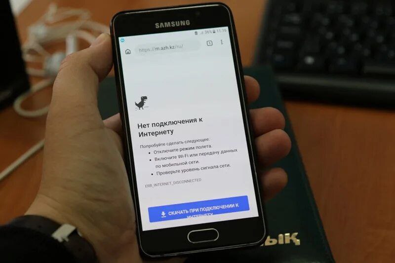 Перебои с мобильным интернетом в Барнауле связаны с повышением режима безопасности на административных, логистических и промышленных объектах. Об этом сообщили в Оперативном штабе Алтайского края. На текущий момент в краевой столице реализуются мероприятия по общему повышению режима информационной безопасности. Эти мероприятия проводятся для недопущения потенциальных провокаций с задействованием телекоммуникационных сетей, а также шпионажа с использованием технических средств и уязвимостей передачи данных в мобильных сетях. Правоохранители сообщают, что ограничение мобильного интернета в отдельных районах краевой столицы и других городов края позволяет организовать необходимые мероприятия по контролю трафика, а также уменьшить количество одновременно находящихся уязвимых устройств в сети. «Мероприятия будут интенсифицироваться в рабочие дни и в периоды появления информационных угроз. Указанные меры обусловлены сохранением безопасности наших граждан», – пояснили правоохранители.