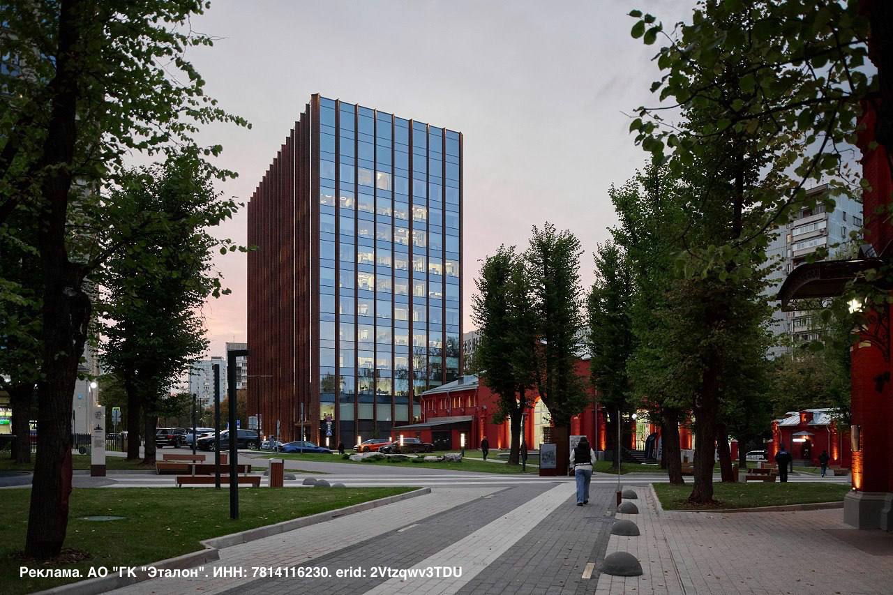Группа Эталон завершила сделку по продаже делового квартала в составе комплекса Серебряный фонтан в Алексеевском районе Москвы Эталон объявляет о заключении сделки по продаже комплекса общественно деловых зданий в комплексе Серебряный фонтан Покупателем выступила ВИМ Сбережения стоимость сделки не раскрывается Сделка является завершающим этапом реализации комплекса Серебряный фонтан и включает в себя продажу комплекса офисных зданий в состав которых входят современный одиннадцатиэтажный бизнес центр класса А общей площадью 21 7 тыс кв м введённый в эксплуатацию в 2025 году а также офисные здания отреставрированные объекты культурного наследия на территории бывшей Алексеевской насосной станции