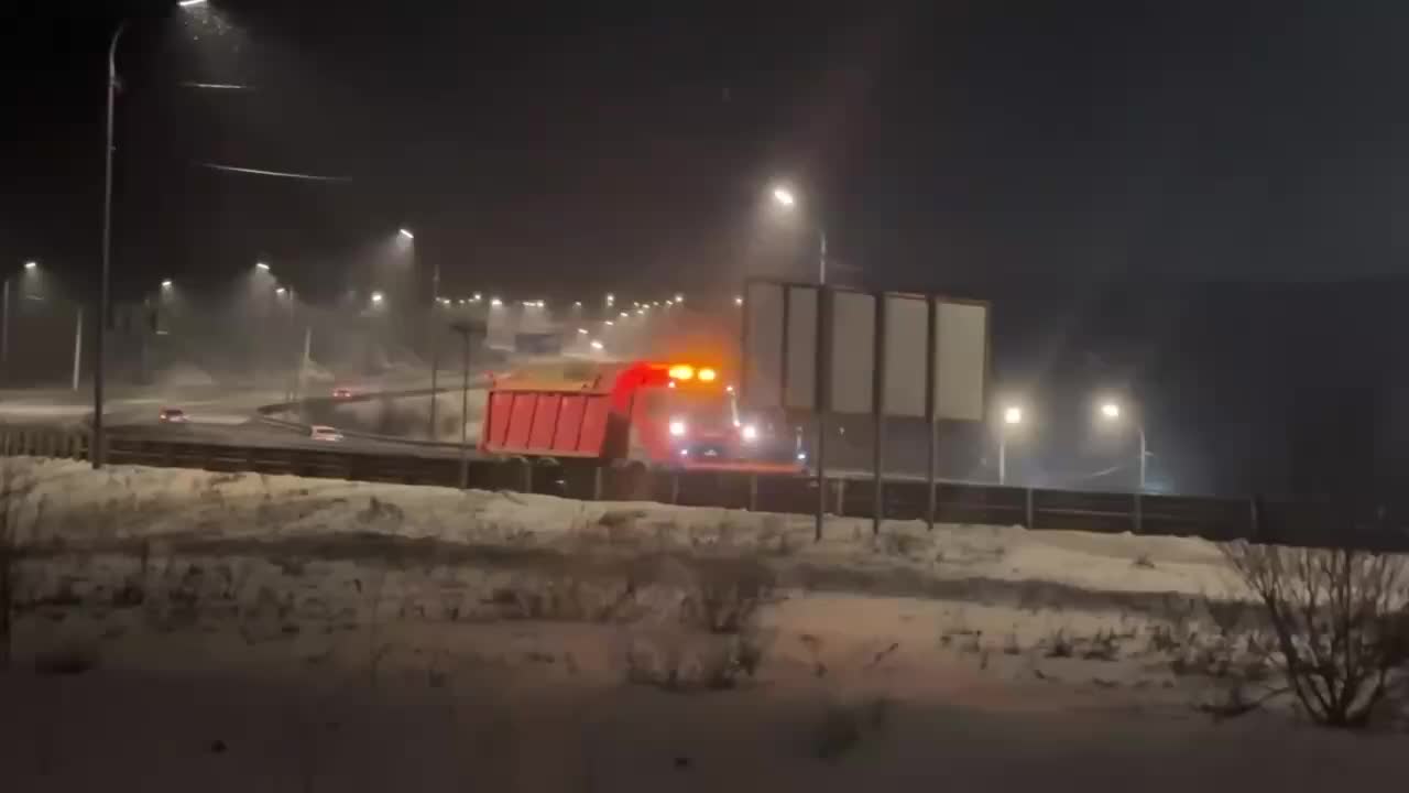 Во Владивостоке начались снегопады: спецтехника на улицах и меры безопасности