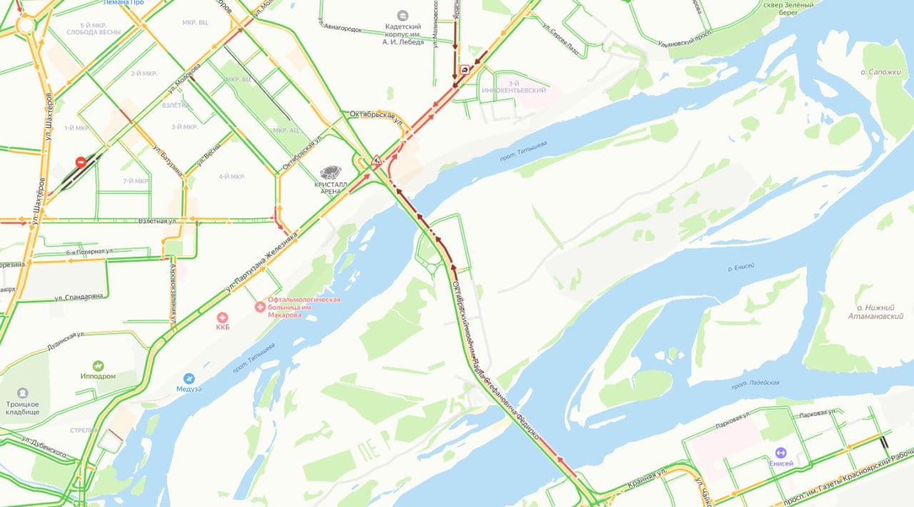 На Октябрьском мосту в Красноярске собралась большая пробка  Движение в сторону левого берега буквально парализовало. Дорожные рабочие перекрыли сразу три полосы. Очевидцы сообщают, что под мостом обрушилась труба, из-за чего и образовался затор.  По данным сервиса «Яндекс. Карты», сейчас не так легко проехать и по Партизана Железняка в районе «Кристалл Арены». В целом же ситуация с пробками в городе оценивается в 4 балла.   Скрин: «Яндекс. Карты»