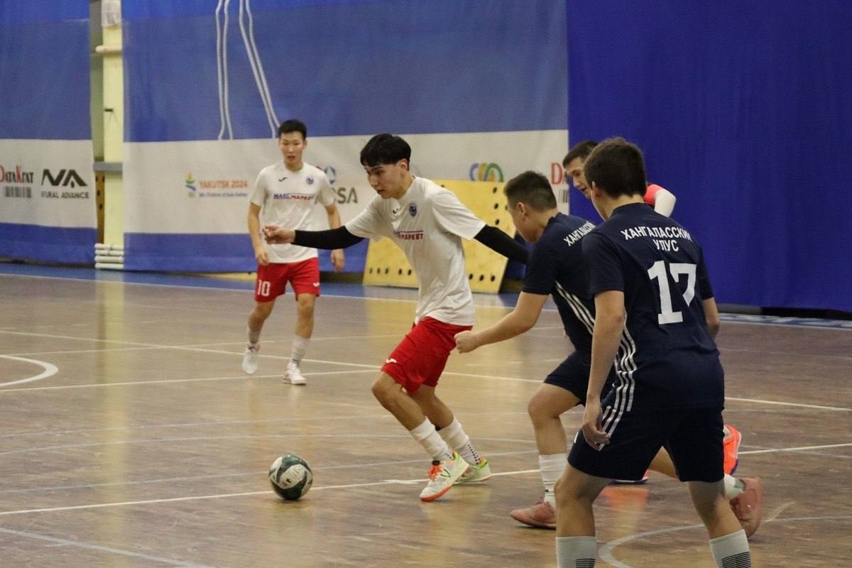 Хангаласский улус завоевал Кубок Минспорта Якутии по футзалу Во Дворце спорта 50 лет Победы завершились трехдневные соревнования Кубка Министерства спорта Якутии по футзалу среди молодежных команд В финале сошлись Якутский педагогический колледж и сборная Хангаласского улуса Матч прошел в упорной борьбе хангаласцы открыли счет стремительной атакой ЯПК сравнял и до конца основного времени счет не изменился Победу определил послематчевых пенальти команда Хангаласского улуса реализовала все удары а их вратарь отразил два мяча За бронзу СВФУ уверенно обыграл Чурапчинский улус Призеры получили медали грамоты кубки и денежные сертификаты на спортивную форму от 10 до 20 тысяч рублей Фото Пресс служба УФКиМС