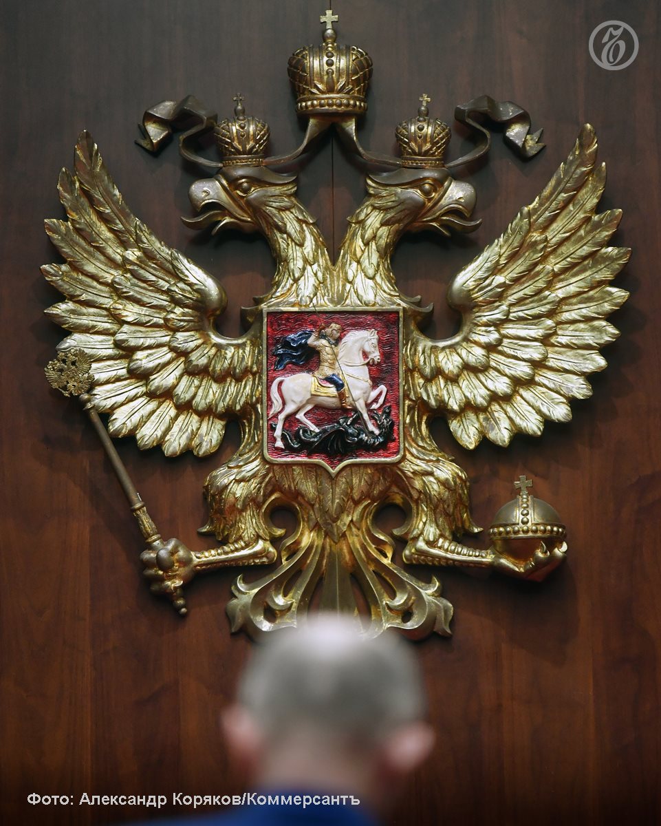 Конституционный суд РФ признал наличие неопределенности в регулировании взыскания уголовных штрафов и снятия уголовных арестов с имущества лица признанного банкротом КС предложил временный порядок по которому требования потерпевших из уголовного дела не имеют приоритета в деле о банкротстве а арест с активов банкрота будет снимать уголовный суд который сможет частично сохранить заморозку в интересах потерпевшего но с учетом долгов перед иными кредиторами По словам юристов позиция КС отчасти снимает проблему зависших из за уголовных арестов банкротных дел Окончательное решение возможно после внесения изменений в законодательство Подписывайтесь на Ъ в Telegram в MAX Оставляйте бусты