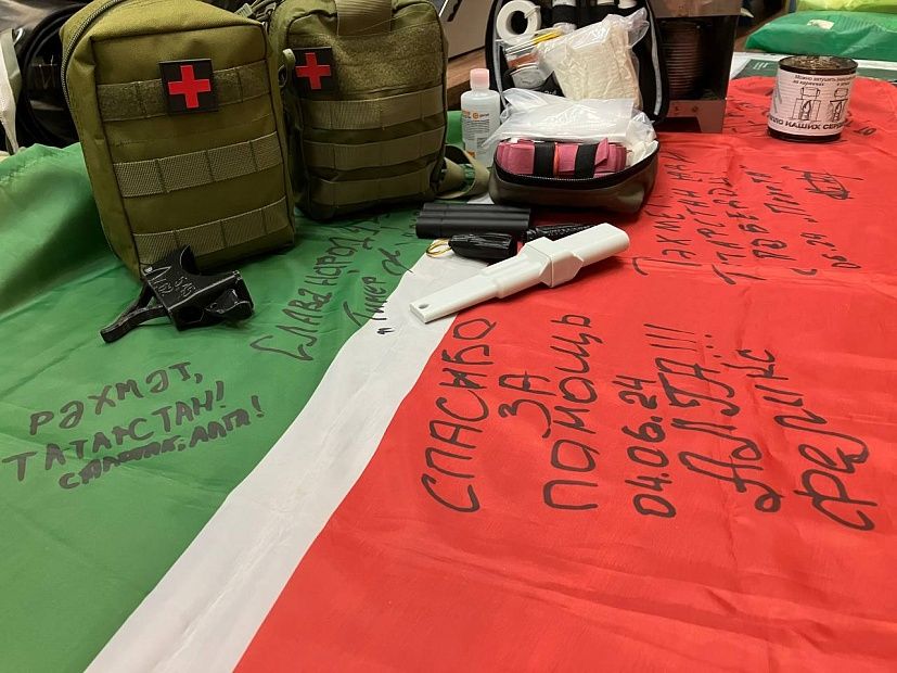 В Казанском Кремле открылась выставка Герои на все времена На ней представлены личные вещи героев и уникальные образцы гуманитарной поддержки то чем снабжают наших земляков на фронте добровольные помощники Выставка приурочена к Дню добровольца в России и Дню Героев Отечества и посвящена тому как бескорыстная любовь к Родине и желание всеми способами приблизить Победу передаются из поколения в поколение Увидеть экспонаты можно в Музее мемориале Великой Отечественной войны 1941 1945 гг в здании галереи Хазинэ на территории Казанского Кремля Национальный музей Татарстана Подписаться на канал Подписывайтесь на наш канал в MAX