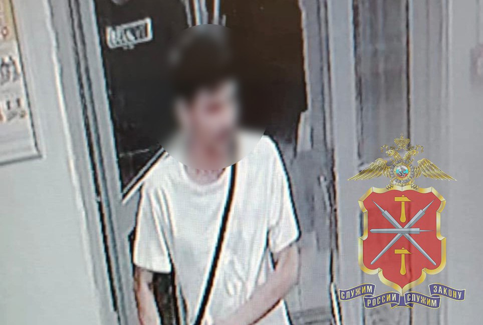 В Узловой 38-летний монтажник строительной компании решил, что с велосипедом станет добрее... и украл его. В дежурную часть обратился владелец угнанного двухколесного транспорта. Молодой человек рассказал, что оставил его у супермаркета, пошел за покупками, а когда вернутся - велосипеда не было. Полицейские просмотрели записи с камер видеонаблюдения и нашли угонщика. Оказалось, что мужчина уже попадал в поле зрения правоохранителей и был неоднократно судим. Рецидивист признался: увидел оставленный без присмотра велосипед, сел на него и уехал. Теперь на него заведено уголовное дело.