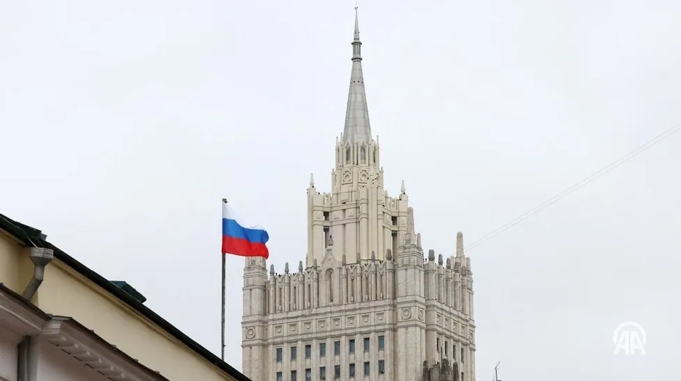 МИД РФ Москва расширила список чиновников из ЕС которым запрещен въезд в Россию Москва в ответ на 20 й пакет санкций расширила стоп лист чиновников и иных деятелей из стран ЕС которым запрещен въезд в Россию Об этом пресс служба МИД РФ заявила в понедельник 27 апреля Во внешнеполитическом ведомстве привлекли внимание к продолжающимся попыткам ЕС оказать давление на РФ через наращивание односторонних ограничительных мер Очередной двадцатый по счету пакет санкций был утвержден Советом ЕС 23 апреля Подобные действия Брюсселя в обход Совета Безопасности ООН грубо нарушают нормы международного права подчеркнули в МИД РФ Подробнее на нашем сайте v aa com tr 3919445 24 7 в сутки с Агентством Анадолу