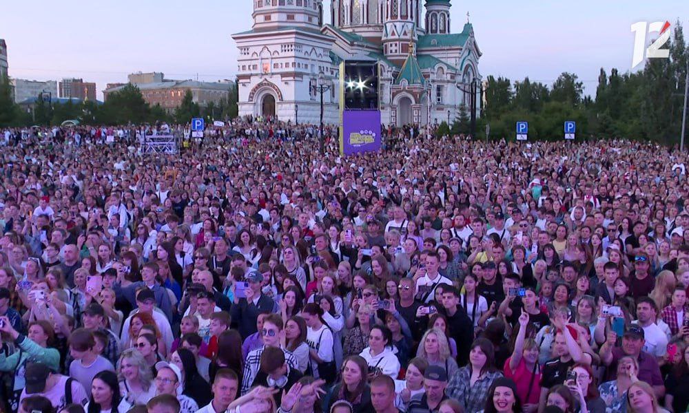 Стало известно, какие звёздные артисты выступят в Омске в День города В концертной программе для омичей примут участие Юлиана Караулова и Виталий Гогунский, а также музыкальные коллективы «Братья Грим» и «Инь-Ян» 6+ . Праздник дополнят номера Омского народного хора и губернаторского камерного оркестра под управлением дирижёра Григория Вевера. Кульминацией станет выступление загадочного хедлайнера, имя которого пока держат в тайне. Напомним, в этом году власти решили совместить два праздника — День города и День Омской области. Торжества пройдут 2 августа — в первую субботу месяца.