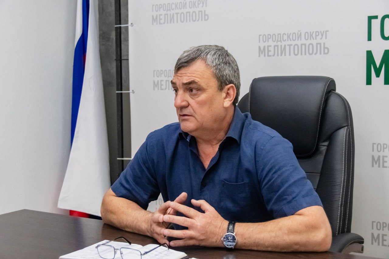 Провёл рабочее совещание с руководителями подведомственных предприятий. На встрече были рассмотрены ключевые вопросы жизнеобеспечения округа В настоящее время ситуация с водоснабжением и электроснабжением стабилизирована — наиболее серьёзные аварии устранены, остаются лишь локальные неисправности. Восстановление находится на контроле профильных специалистов и будет завершено в ближайшее время. Параллельно ведётся активная работа по благоустройству территории: ликвидируются стихийные свалки, проводится покос травы, уборка общественных мест и мемориалов, покраска малых архитектурных форм и ряд других работ. Силами сотрудников МКУ «Горсвет» начата замена уличного освещения на улицах Монастырской и Белоусова. Также ведутся работы по монтажу подсветки на флагштоке на Площади Победы и кресте на южном выезде из города. Хочу подчеркнуть, что все службы работают в штатном режиме, а ситуация в округе находится на моем личном контроле.